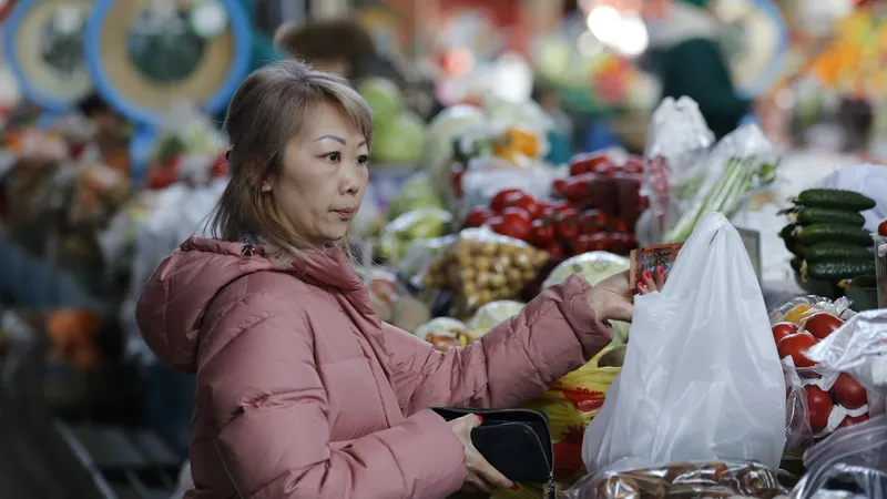 В Казахстане будут дешеветь продукты, но дорожать услуги – аналитики