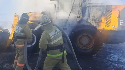 Спасатели Акмолинской области ликвидировали пожар в тракторе, фото - Новости Zakon.kz от 08.02.2025 16:25