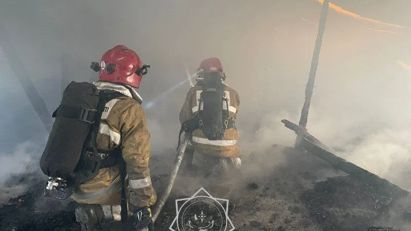 Крыша пятиэтажного жилого дома полыхнула открытым пламенем в Таразе