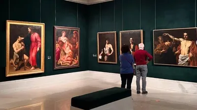 женщина при падении повредила картину стоимостью несколько тысяч евро, фото - Новости Zakon.kz от 09.02.2025 17:13