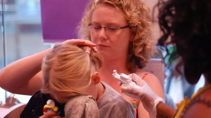 Когда проколоть уши ребенку: мнение специалистов