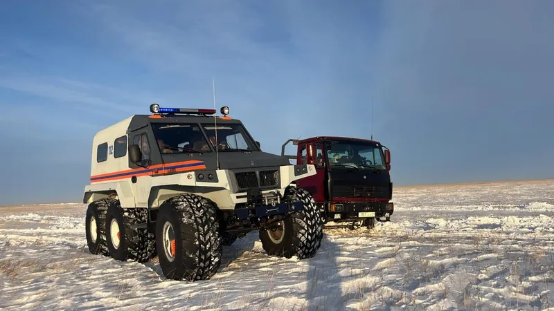 Два грузовика застряли в снежном заносе на трассе в Акмолинской области