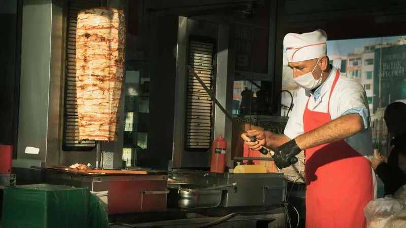 Голодные, но не игры: жители Актау устроили давку из-за бесплатного донера