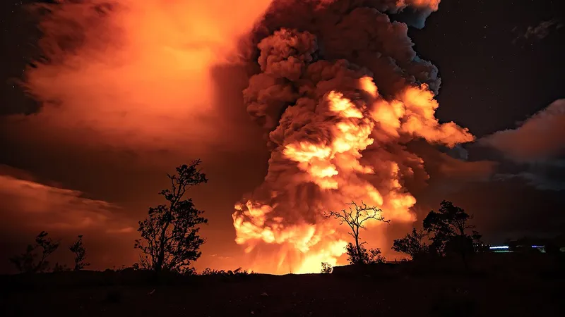 "Разъяренный" вулкан на Гавайях извергает лаву в воздух