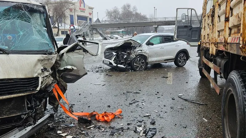 Жесткое массовое ДТП произошло в Алматы