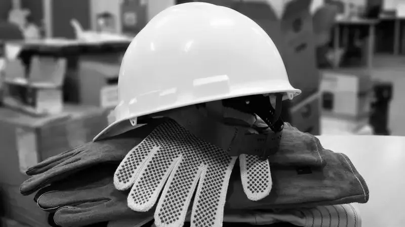 Рабочий разбился насмерть при демонтаже новогодней горки в Костанайской области