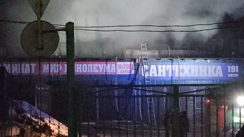 В Алматы на строительном рынке загорелся склад