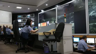 Центр оперативного управления департамента полиции, центр оперативного управления ДП, сотрудники полиции, видеонаблюдение, правонарушения, правонарушители, телефон полиции, полиция, полицейские, ЦОУ, фото - Новости Zakon.kz от 25.08.2025 10:12