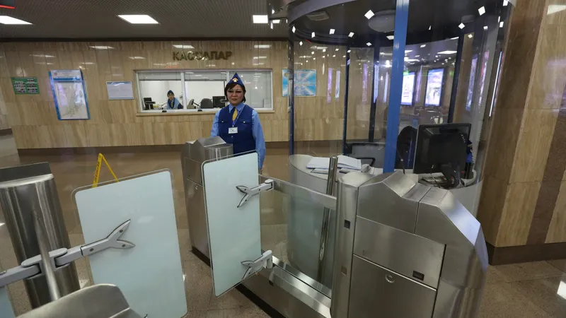 Метрополитен, пассажиры метро, метро, общественный транспорт, вагоны метро, люди в метро, работники метро
