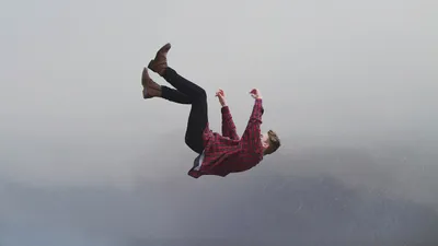 Мужчина выжил после падения с 18-го этажа, фото - Новости Zakon.kz от 19.02.2025 03:20