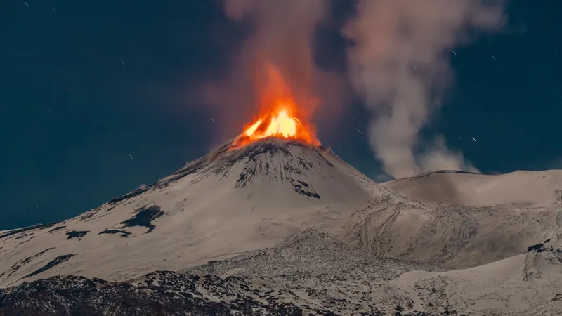 Туристы катаются на лыжах возле извергающегося вулкана Этны