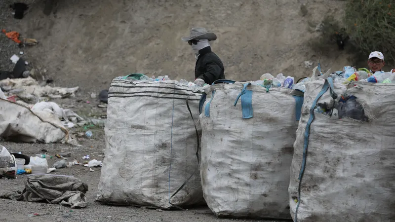 Ресейдегі ірі мегаполистер қоқыс астында қалды