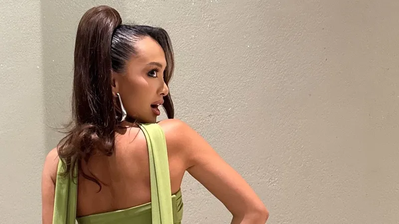 30-летняя актриса Фариза Ескермес поразила поклонников в длинном облегающем платье