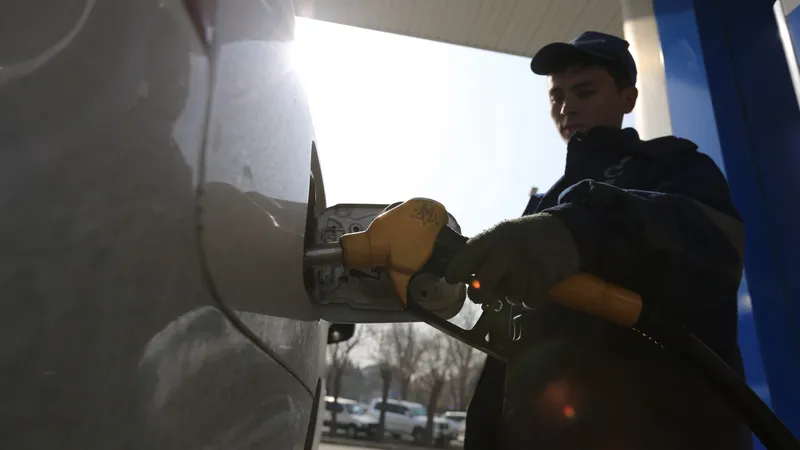 Цены на бензин на фоне войны: сравнение чеков на АЗС в Казахстане и странах мира