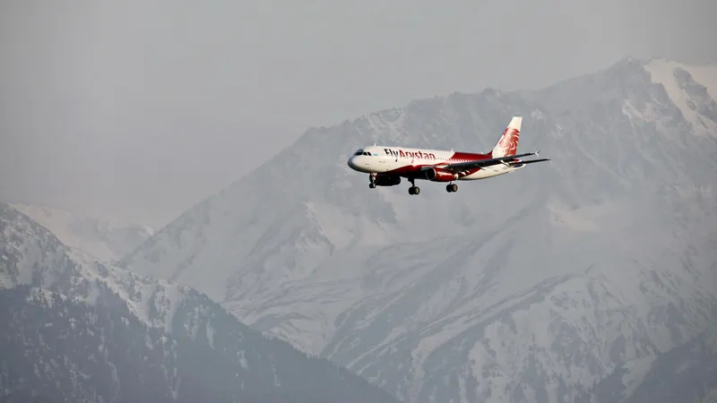 Самолет со 166 пассажирами выкатился за пределы рулежной дорожки в аэропорту Атырау