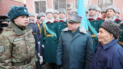 ветерана поздравили с юбилеем Победы в ВОВ, фото - Новости Zakon.kz от 22.02.2025 14:50