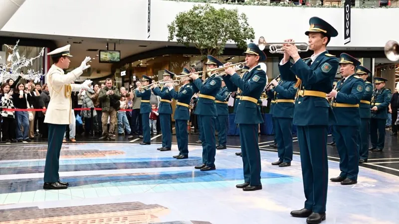 Музыканты Вооруженных сил РК исполнили классику и современные хиты для жителей Астаны