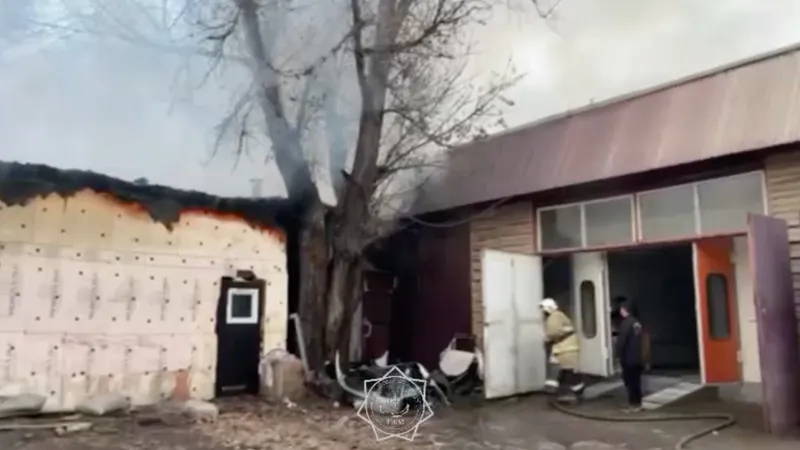 Крупный пожар на складе в Алматы локализовали: кадры с места ЧП