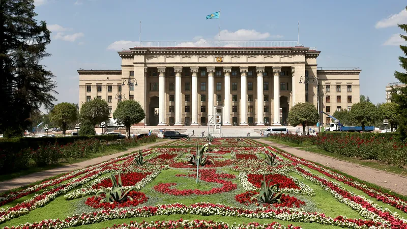 В Алматы перекроют площадь Астана и изменят схему движения 10 автобусов: стала известна причина