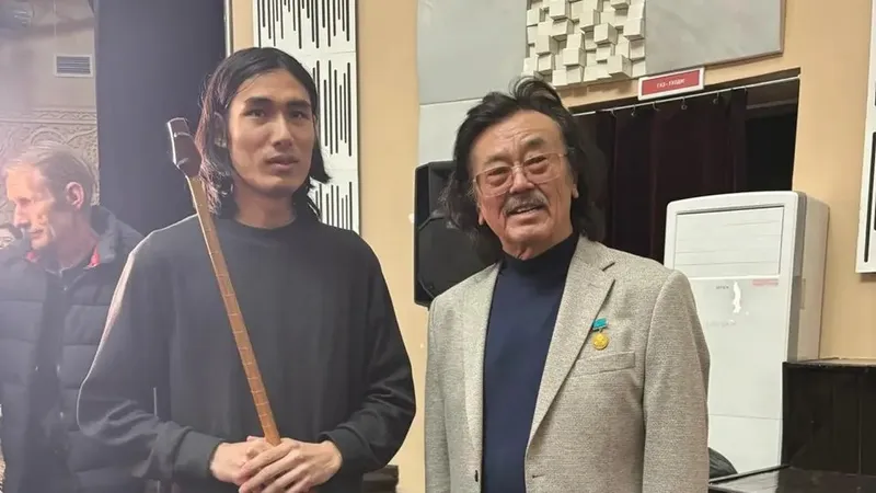 Японский музыкант удивляет Казахстан игрой на домбре