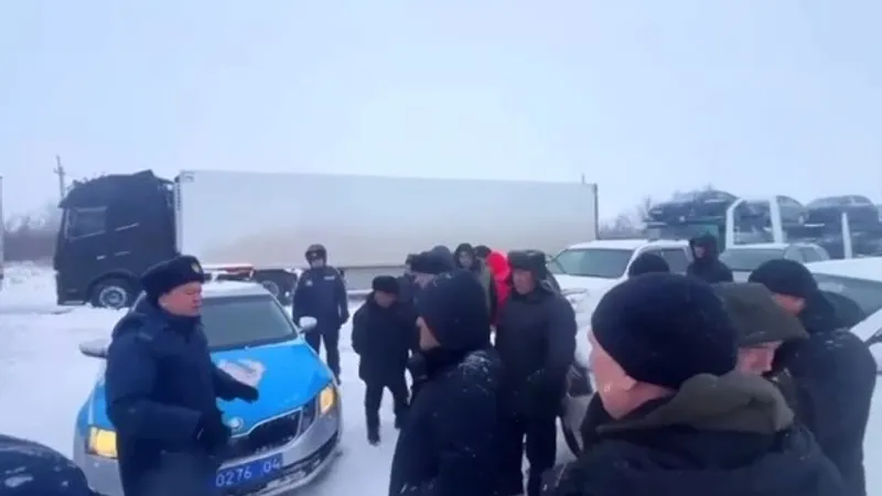 Около 1000 автомобилей едва не стали заложниками метели в Актюбинской области