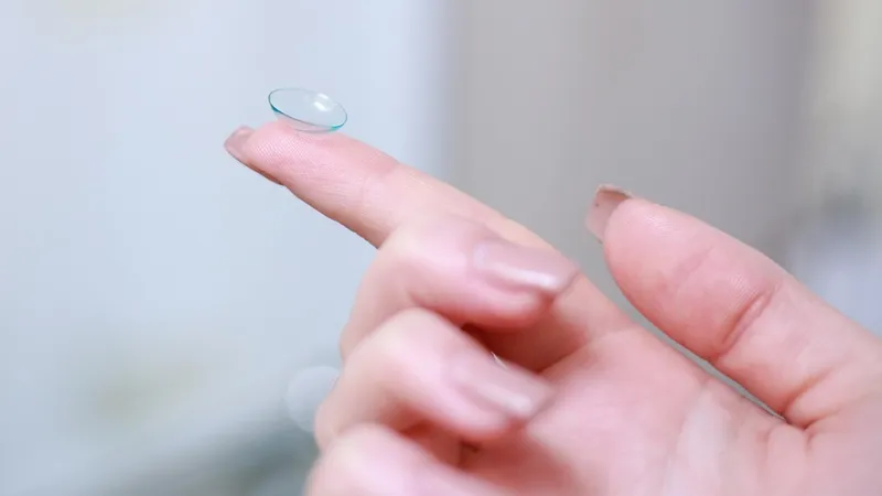 Пять контактных линз обнаружили хирурги в глазу пациентки в Китае