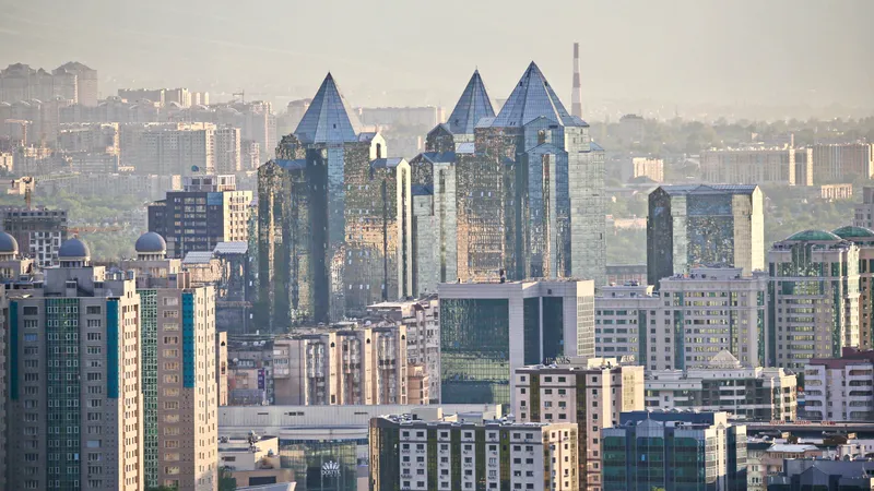 Тұрғын үйді басқарудың екі түрі ғана қалады: Тоқаев ТҮКШ мәселелері бойынша түзетулерге қол қойды