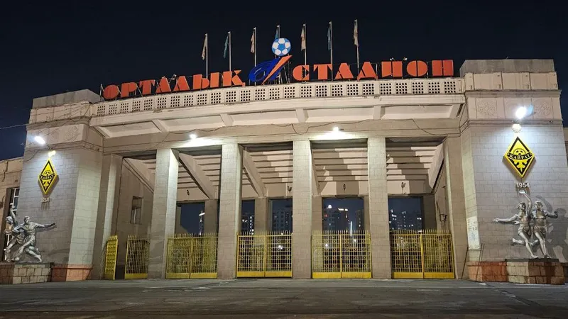 Сильный грохот на Центральном стадионе напугал алматинцев