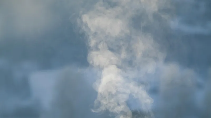 Теплотрассу прорвало в Астане – инцидент попал на видео