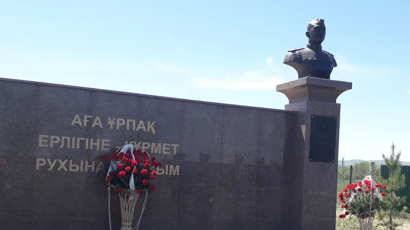 Персональный самолет, трофейный Мерседес и Кузнечик: как летчик из Казахстана стал прототипом героя фильма