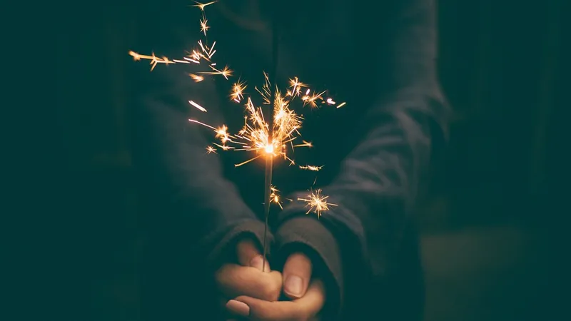 Пранк вышел из-под контроля: павлодарец поджег дверь бывшей бенгальскими огнями