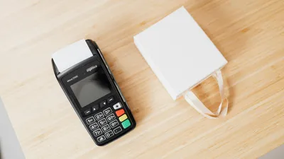 Оплата по карте, покупки, оплата покупок, касса, кассовый терминал, кассир, контрольно-кассовый аппарат, контрольно-кассовые аппараты, ККМ, чек, чеки, выдача чека, выдача чеков, кассовый аппарат, фото - Новости Zakon.kz от 13.03.2026 12:42