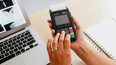 Оплата по карте, покупки, оплата покупок, касса, кассовый терминал, кассир, контрольно-кассовый аппарат, контрольно-кассовые аппараты, ККМ, чек, чеки, выдача чека, выдача чеков, кассовый аппарат, фото - Новости Zakon.kz от 24.01.2026 09:24