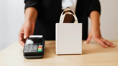 Оплата по карте, покупки, оплата покупок, касса, кассовый терминал, кассир, контрольно-кассовый аппарат, контрольно-кассовые аппараты, ККМ, чек, чеки, выдача чека, выдача чеков, кассовый аппарат, фото - Новости Zakon.kz от 26.05.2025 16:22