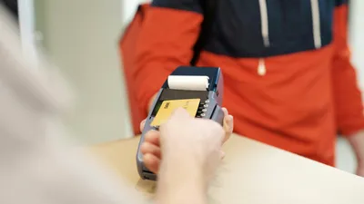 Оплата по карте, покупки, оплата покупок, касса, кассовый терминал, кассир, контрольно-кассовый аппарат, контрольно-кассовые аппараты, ККМ, чек, чеки, выдача чека, выдача чеков, кассовый аппарат, курьер, курьеры, служба доставки, доставка, фото - Новости Zakon.kz от 15.05.2025 12:26