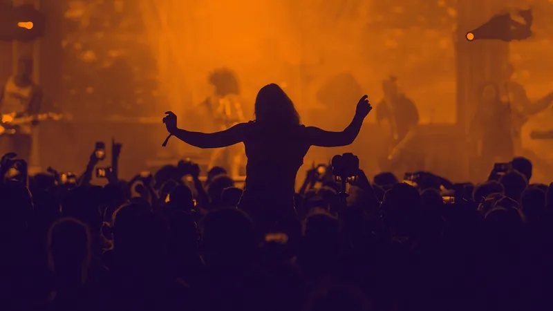 Фанерная тоска: как звезды и депутаты отнеслись к предложению запретить фонограмму на концертах