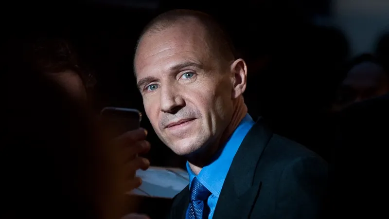 Звезду "Гарри Поттера" Рэйфа Файнса подозревают в связях с Джеффри Эпштейном