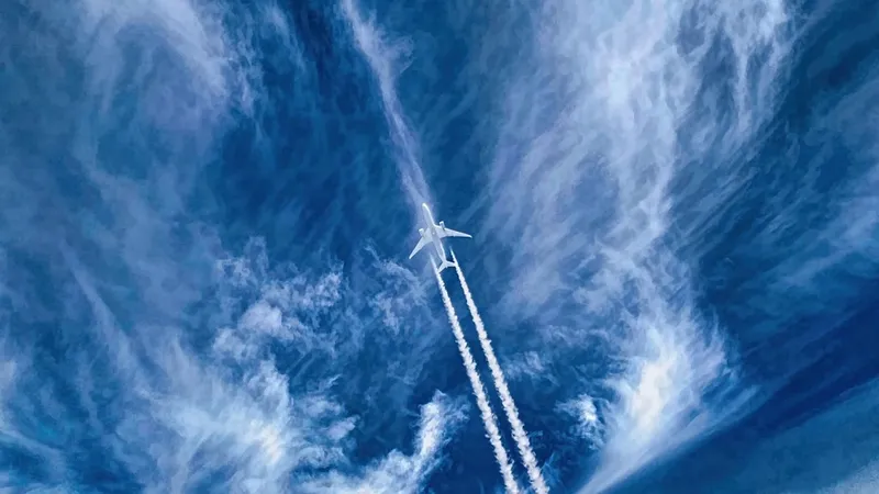 Самолет экстренно сел в американском аэропорту из-за горящего двигателя