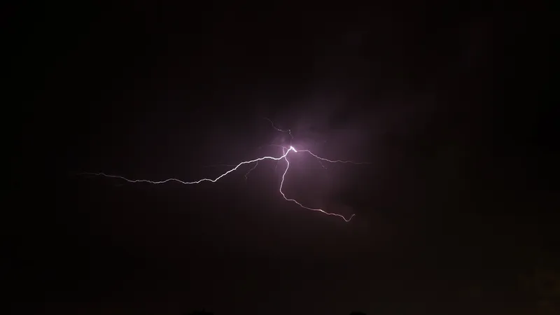 Редкий вид молний запечатлели прямо в космосе