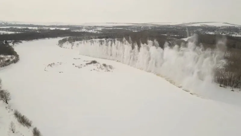 Более 10 тысяч квадратных метров льда взорвали на реке в ВКО