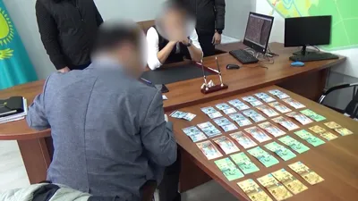 Антикор показал взятку, которую получил главный архитектор Уральска, фото - Новости Zakon.kz от 05.03.2025 17:35