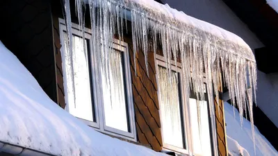 Видео с падением глыбы льда на маму и малыша прокомментировали полицейские Уральска, фото - Новости Zakon.kz от 05.03.2025 19:40