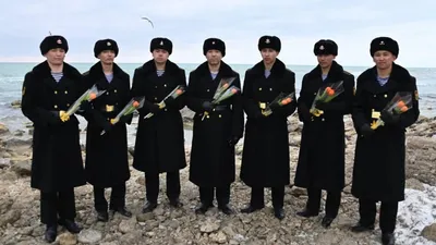 Моряки с цветами, поздравления, фото - Новости Zakon.kz от 07.03.2025 02:18