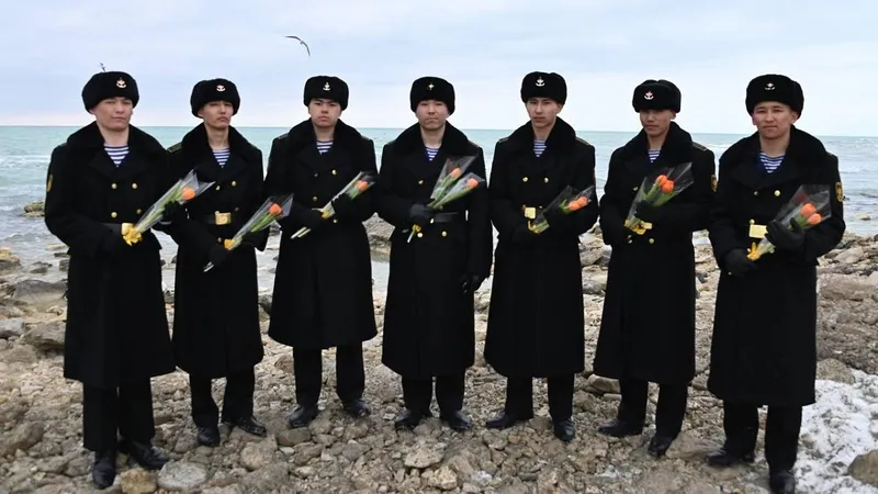 Военные моряки вручили цветы женщинам Актау