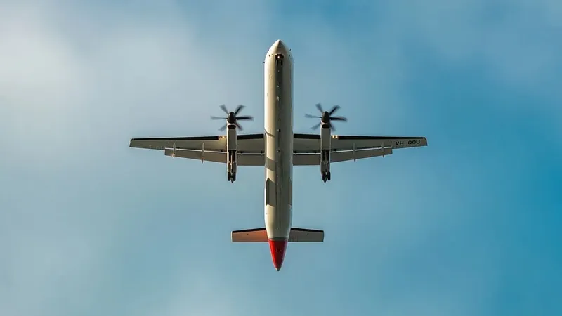 Самолет упал на парковку и разбился в США