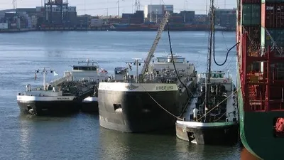 люди пострадали при столкновении танкера и грузового судна у берегов Британии, фото - Новости Zakon.kz от 10.03.2025 19:14