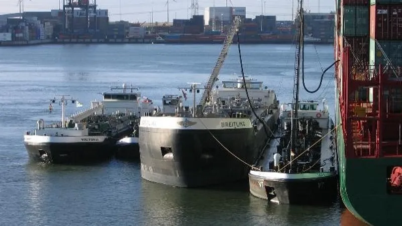 Десятки пострадавших и огромный пожар: танкер столкнулся с грузовым судном около Британии