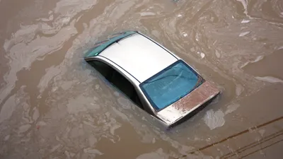 Наводнение, потопы, машина в воде, фото - Новости Zakon.kz от 08.03.2025 10:59