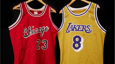 Майки баскетболистов Майкла Джордана и Коби Брайанта, фото - Новости Zakon.kz от 08.03.2025 14:23