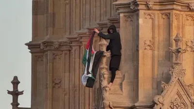 Мужчина с флагом Палестины, Лондон, Биг-Бен, фото - Новости Zakon.kz от 09.03.2025 10:38